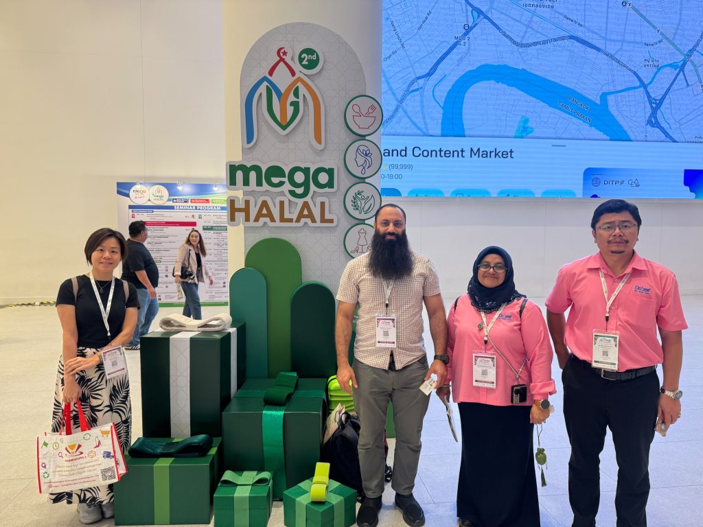 Chin Woh team group photo at Mega Halal Bangkok exhibition